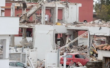 Roma, esplode una bombola gpl in casa: due feriti gravi, decine di sfollati