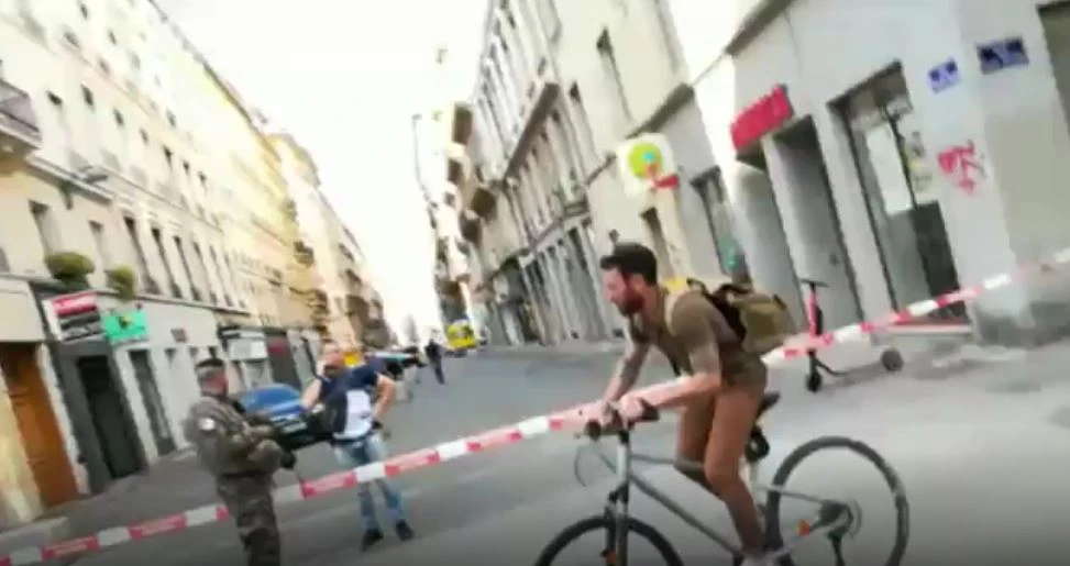 Lione, pacco bomba in centro: esplosione, ci sono feriti. Emmanuel Macron: "È un attacco"