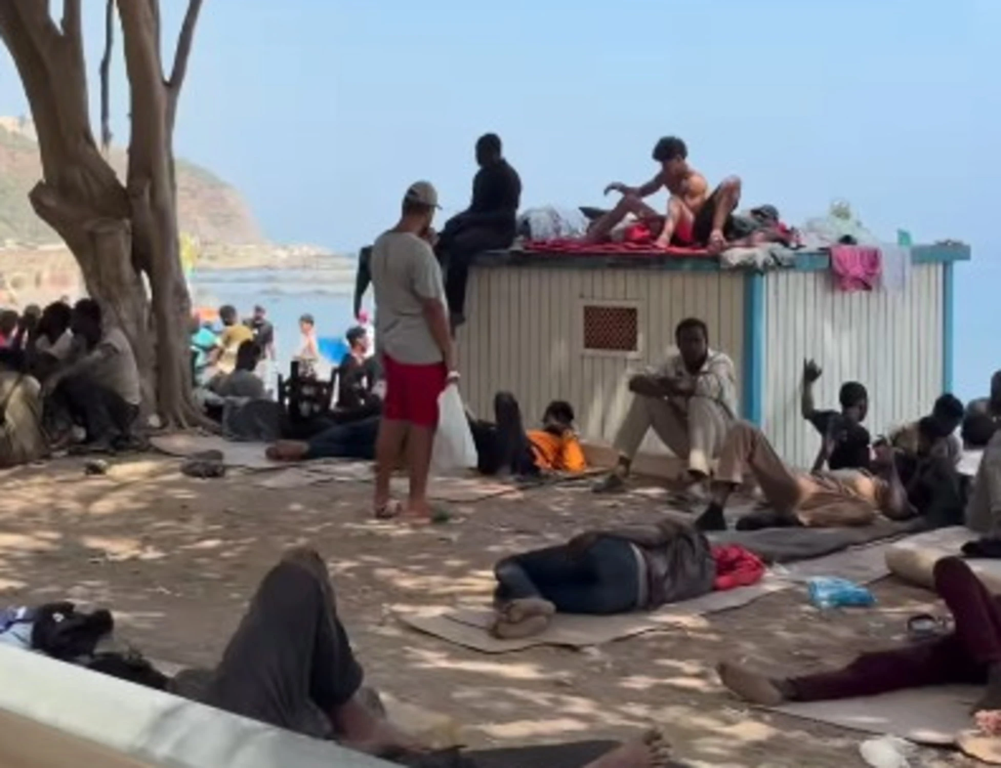 Ceuta, baraccopoli di migranti marocchini sulla spiaggia: le immagini-choc