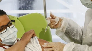 Vaccino anti Covid, il governo non esclude l'obbligatorietà e il "patentino" di immunità