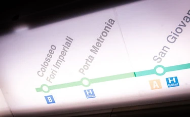 Roma, in metro ora rubano i ravioli: ecco come tagliano le borse