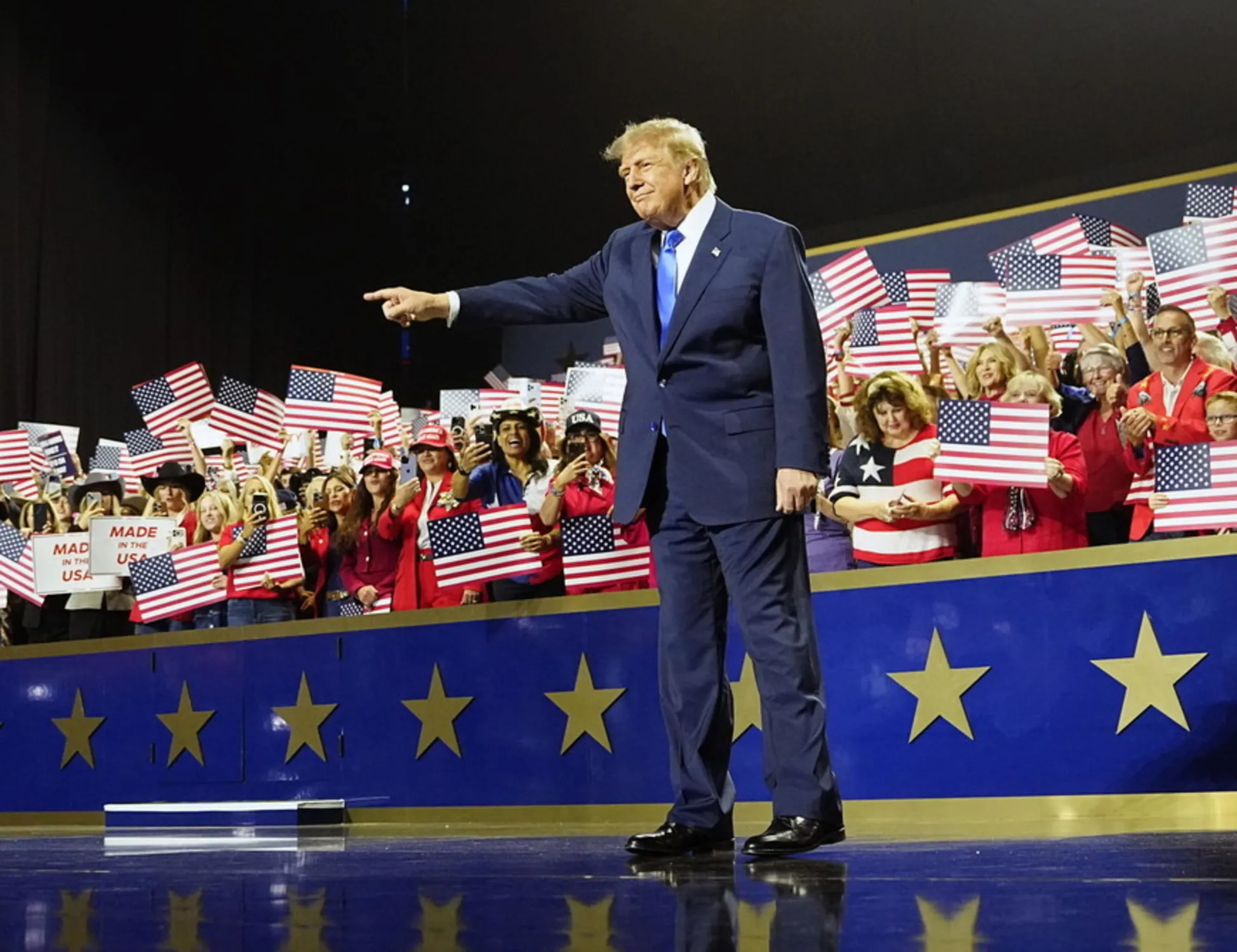 Leggi l'articolo: Trump, una mossa estrema: "Se mi votate, darò 5.000 dollari a testa a ogni americano"