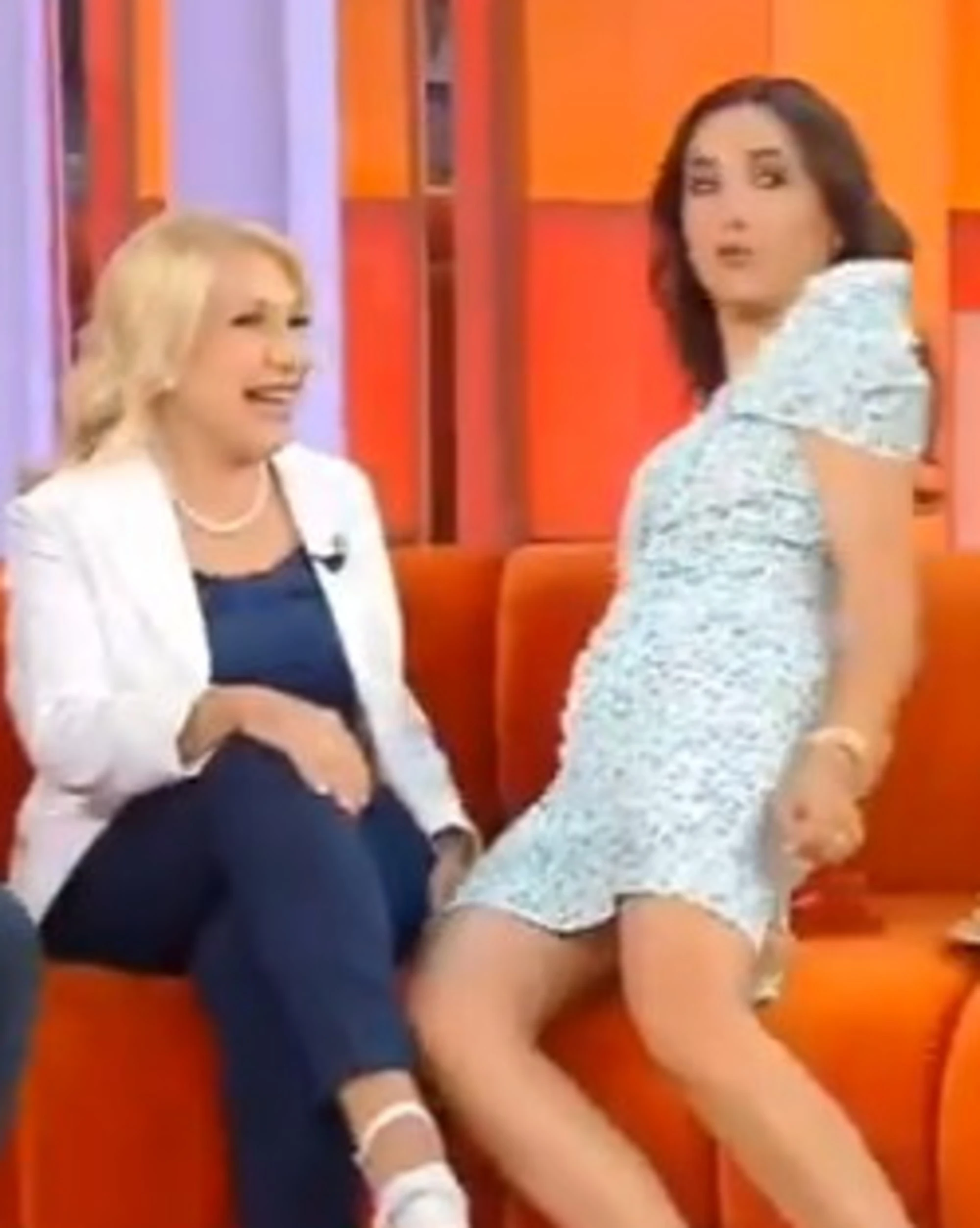 La volta buona, Caterina Balivo si siede sugli stecchini: che dolore...