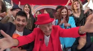 Viva Rai 2, spunta una croce celtica da Fiorello. Bufera-Rai: "Mai più"
