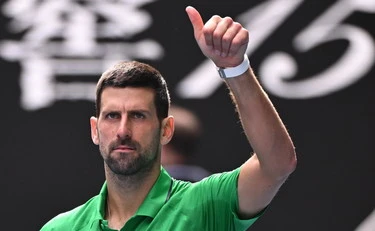 Lorenzo Musetti, Djokovic ferma l'arbitro: il clamoroso gesto in campo