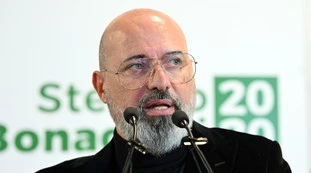 Stefano Bonaccini: "Rientro a scuola il 7 gennaio? Il governo ci riconvochi". Le regioni contro la riapertura
