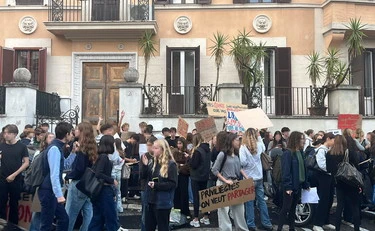 Voghera, propaganda dem a scuola: lo striscione che espongono gli alunni