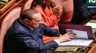 Governo, Mentana svela i "ministri" del Cav: la foto "rubata" in aula