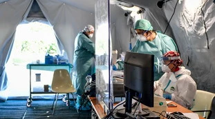 Coronavirus, il bollettino del 12 dicembre: 19.903 nuovi contagi e 649 vittime, salgono i nuovi positivi. Meno ricoveri