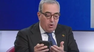 Gasparri, robe mai viste in diretta tv: "Appena ho visto lo smartphone..."