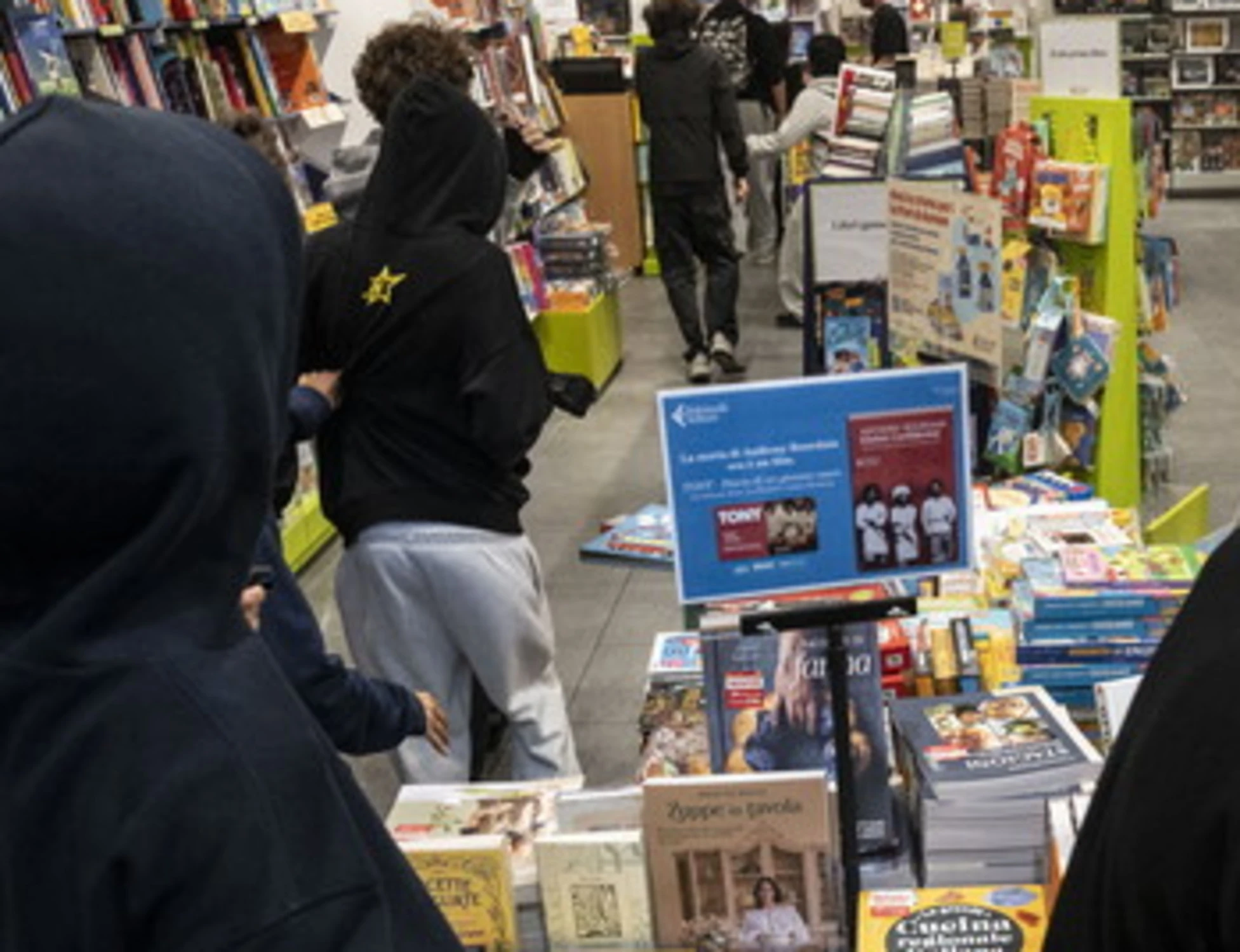 Se la Feltrinelli è contenta di farsi devastare...