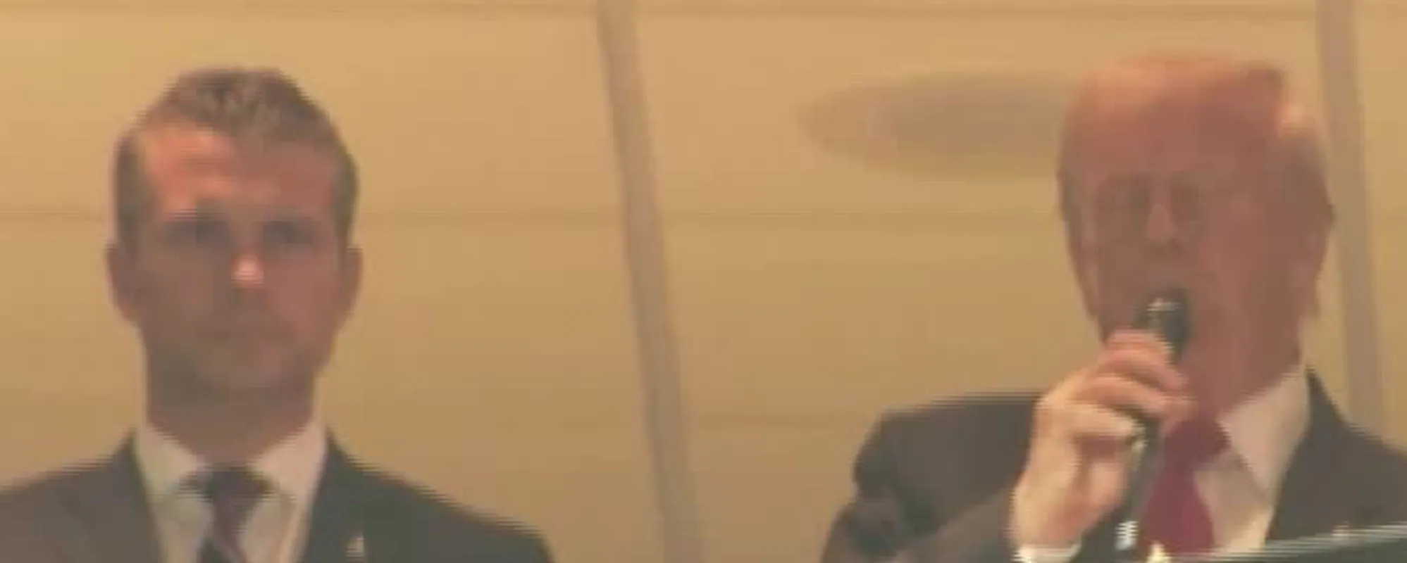 Trump fischiato allo stadio: come reagisce <span style="color: rgb(153, 0, 0);">Video</span>