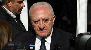 Coronavirus, i veri numeri del contagio in Campania: imbarazzo per Vincenzo De Luca che attacca il Nord