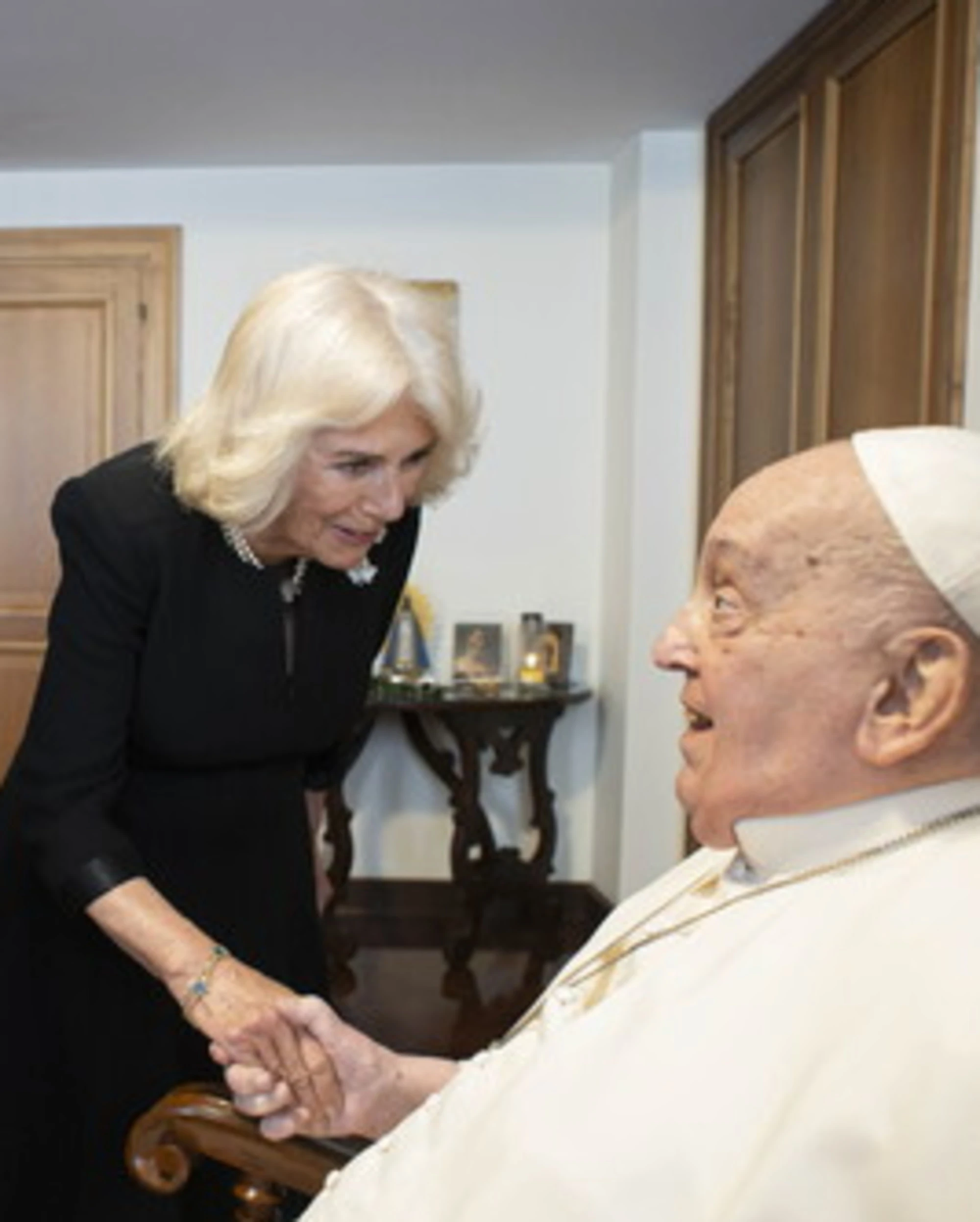 Papa Francesco, cos'ha regalato a re Carlo: "Per l'anniversario di matrimonio"
