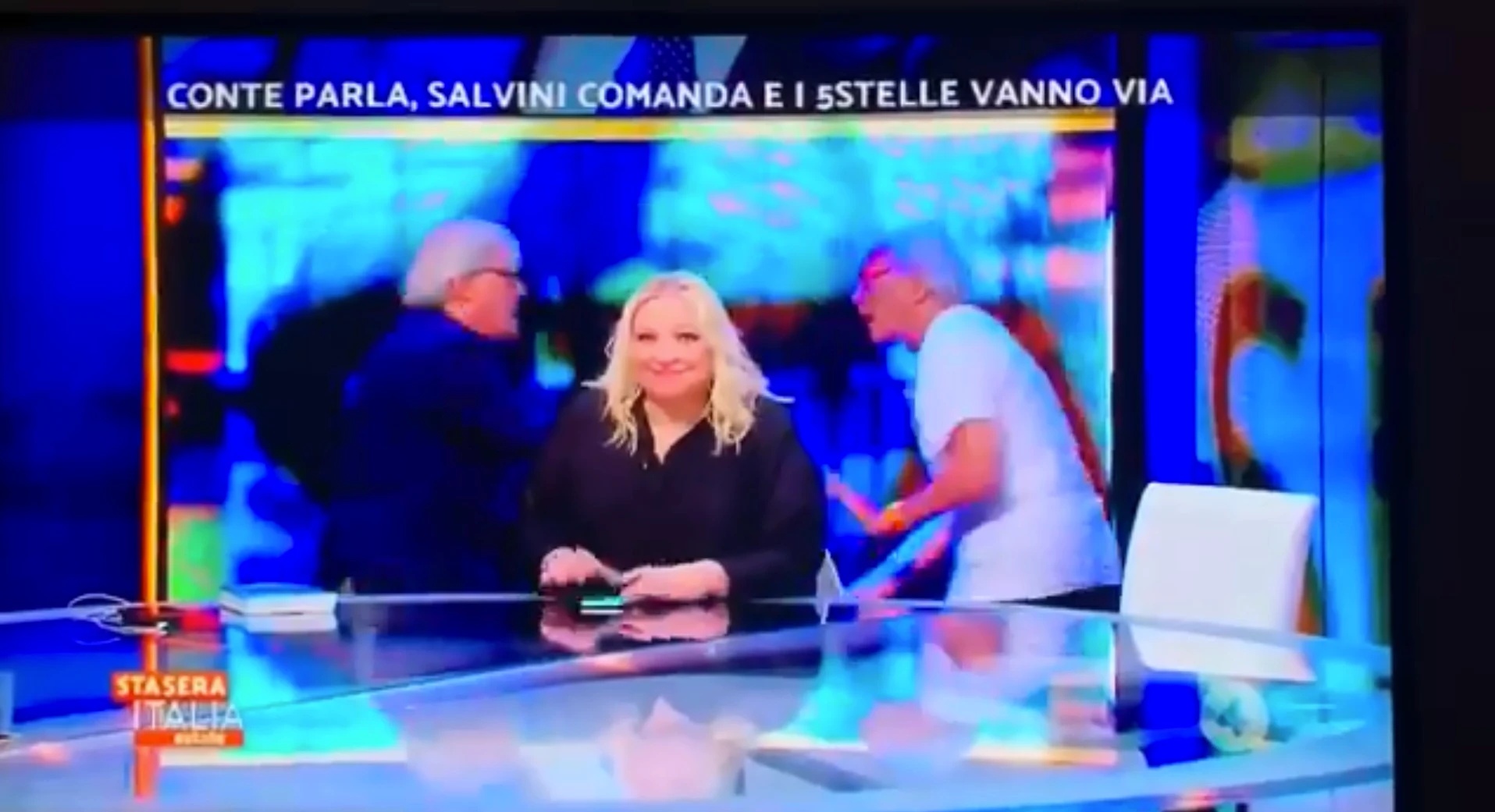 Stasera Italia, Vittorio Sgarbi e Giampiero Mughini si pestano e prendono a sediate: mai visto in tv