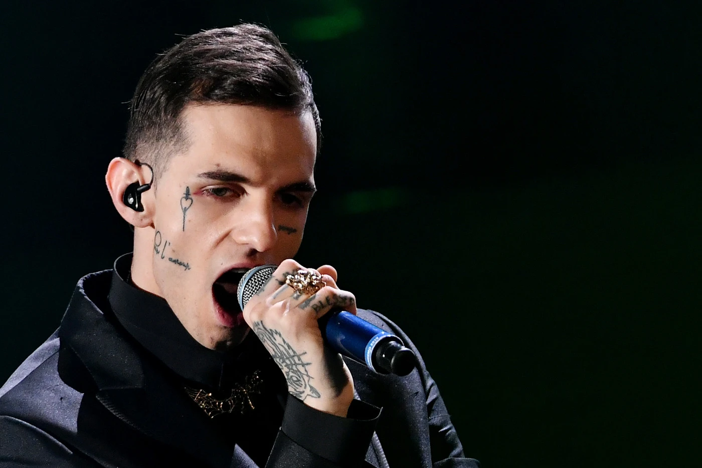 Sanremo 2020, Achille Lauro si presenta in canottiera sul red carpet: il video che divide la kermesse