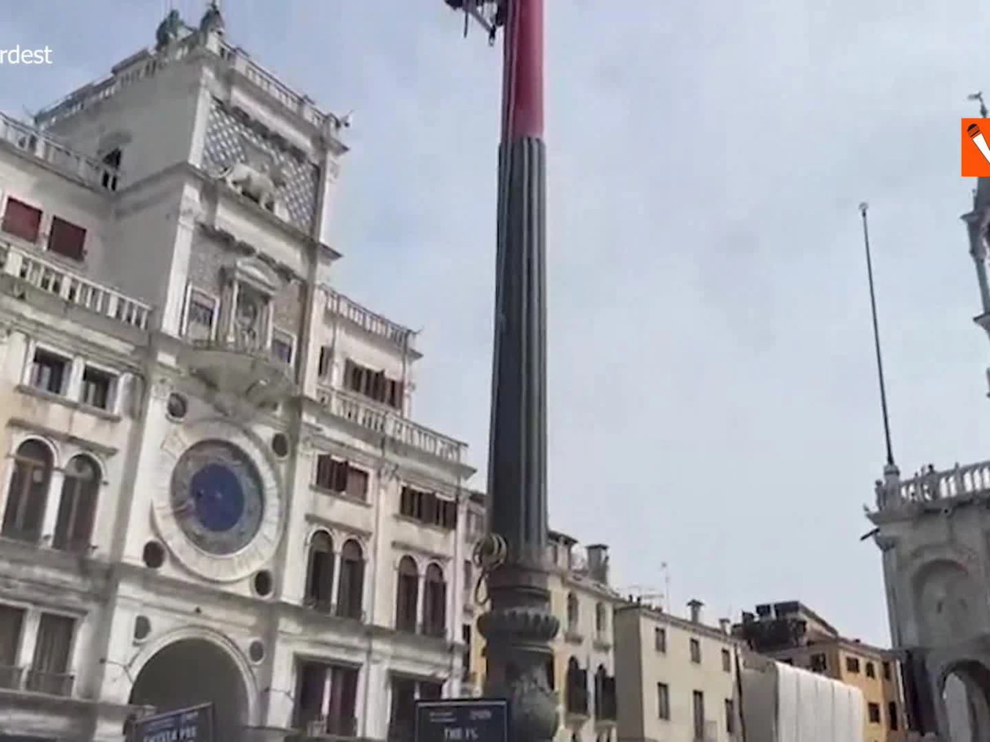 Venezia, invasati "no-Bezos" si arrampicano sul pennone di piazza San Marco