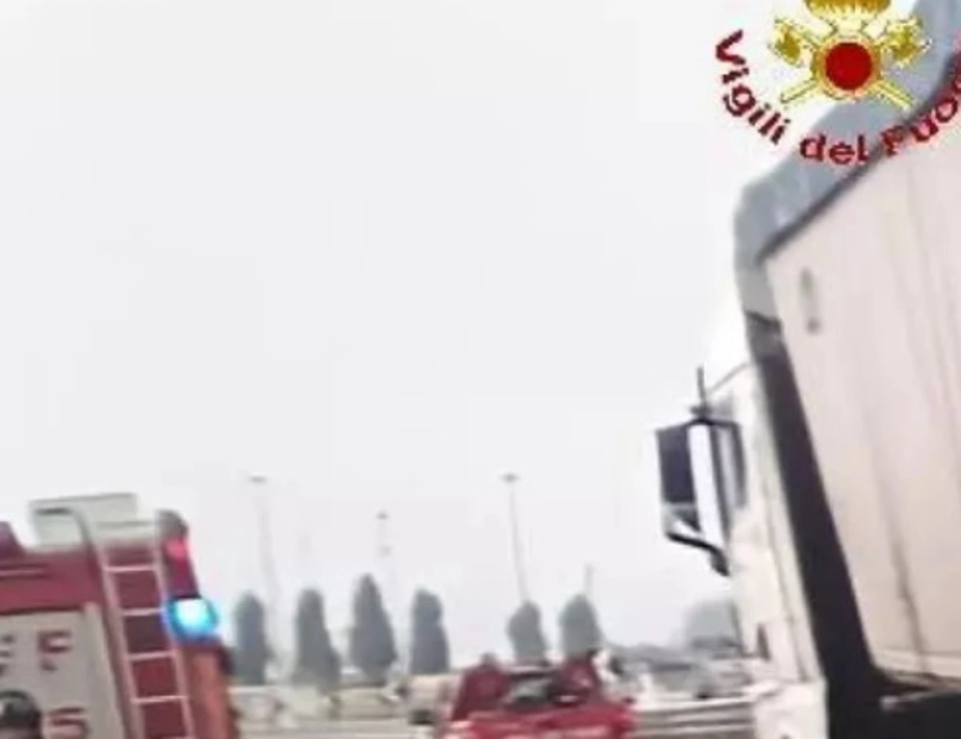Incidente sull'A1, auto contro autotreno: 16enne muore sul colpo