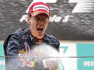 Gp Bahrain, trionfa Vettel. Fuori dal circuito scontri tra polizia e manifestanti