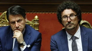 Giuseppe Conte alla "Toninelli" quando entra a Palazzo Chigi: "Quando uno fa il suo lavoro è sempre sereno"