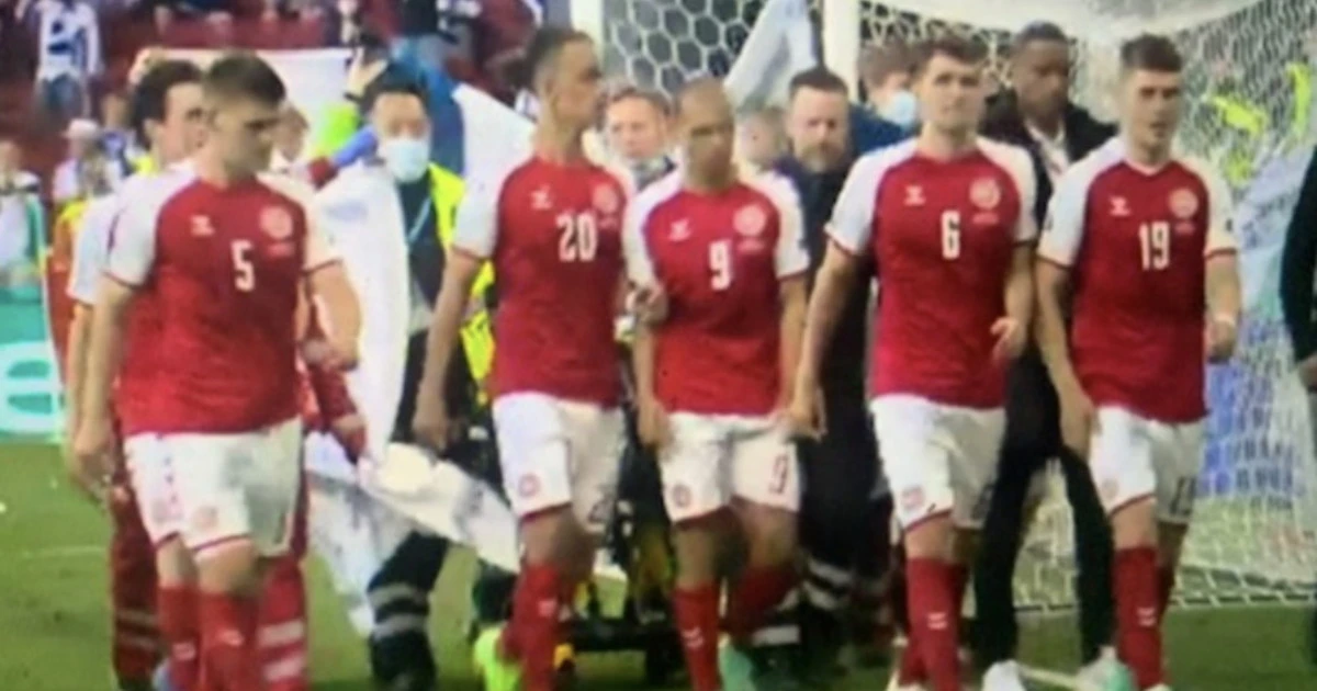 Euro 2020, Christian Eriksen riapre gli occhi dopo l'arresto cardiaco: 20 minuti drammatici, portato in ospedale
