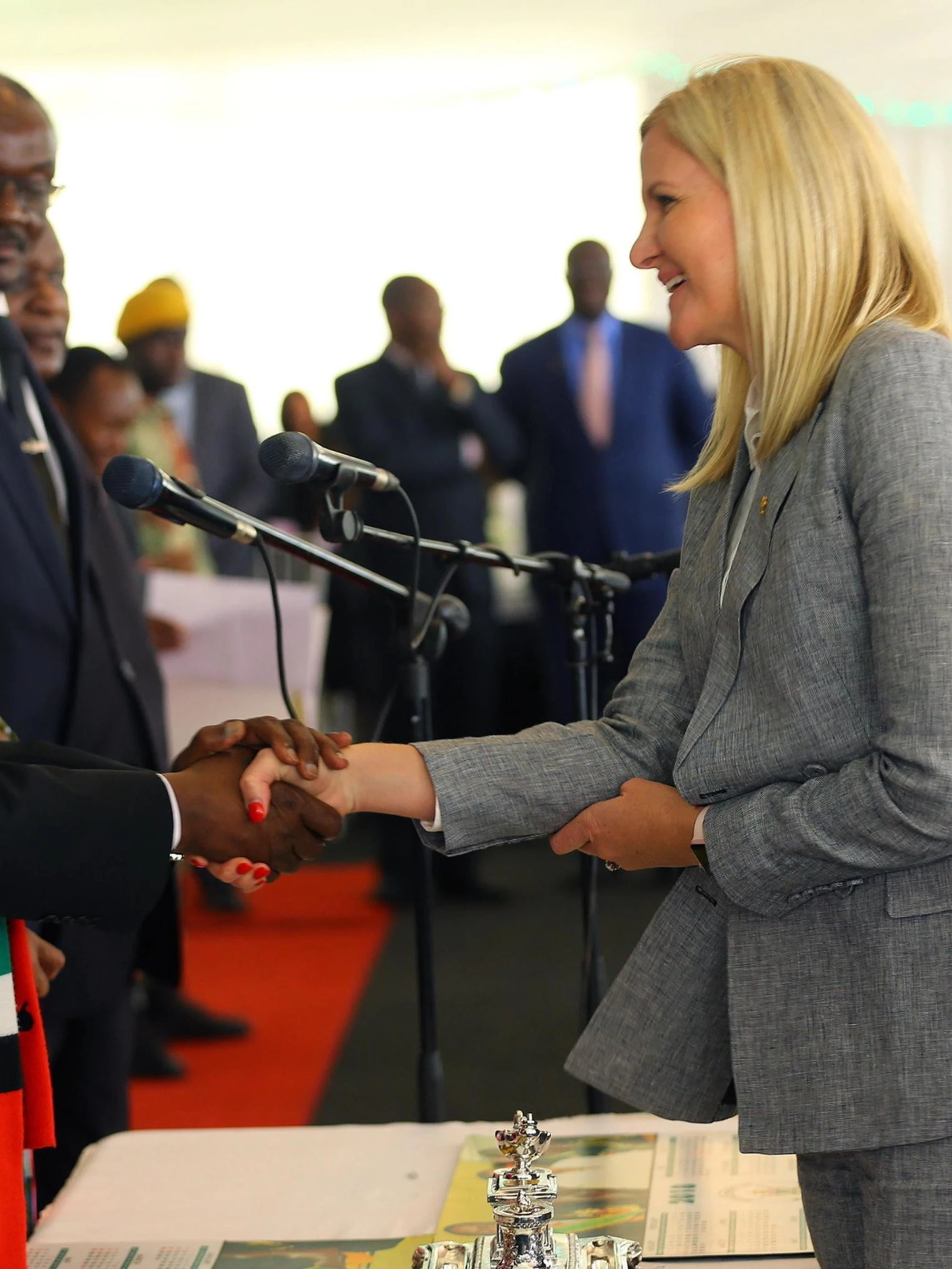 Kirsty Coventry nuova presidente del Cio: "Trump?", con una sola risposta sotterra la sinistra. E Putin...