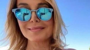 Barbara D'Urso, il bikini non basta: décolleté esplosivo in primo piano