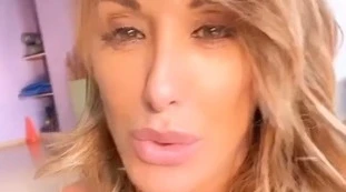 Sabrina Salerno si presenta così e la palestra si ferma: esagerata, fuori tutto tra gli attrezzi