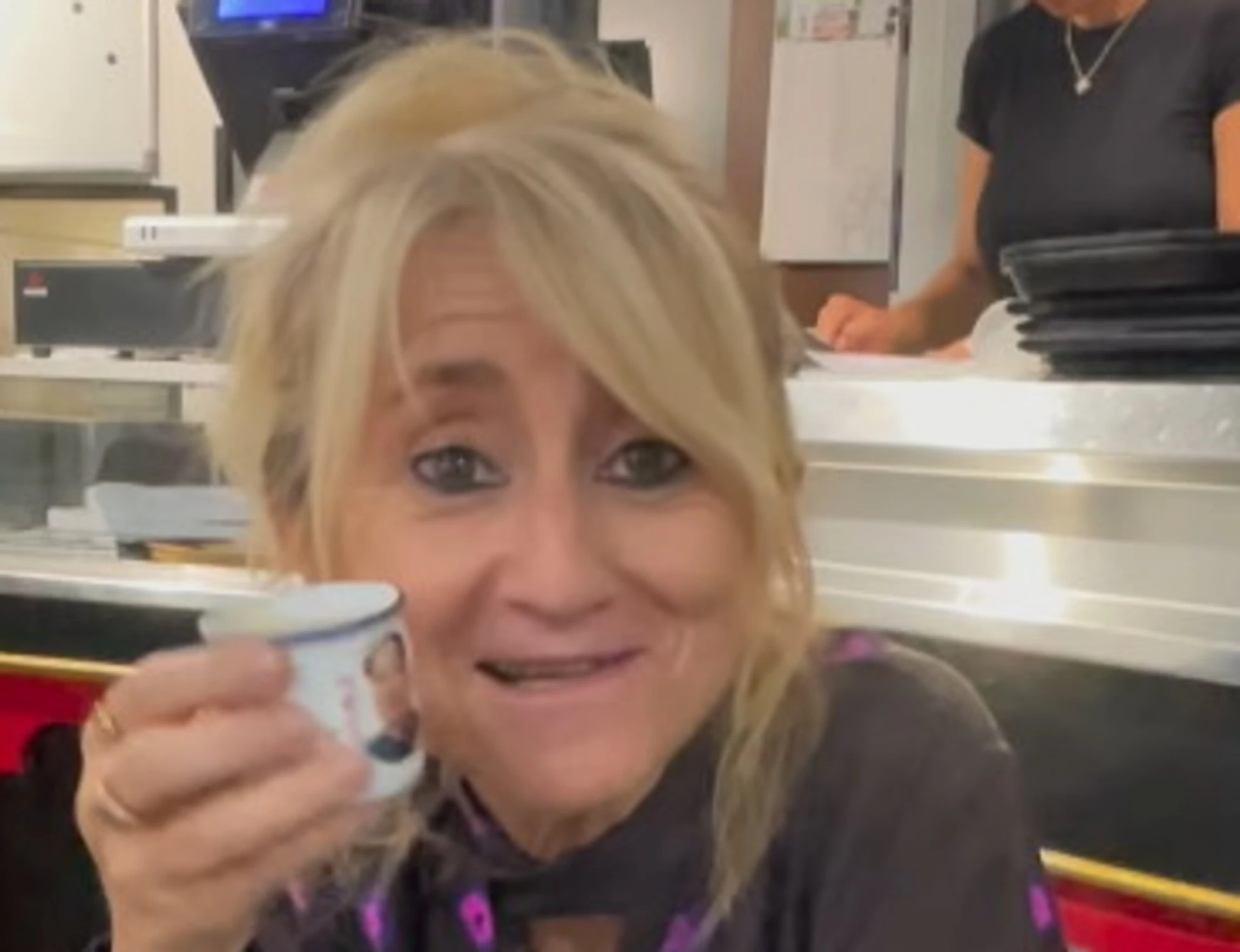 Luciana Littizzetto, FdI la inchioda per la tazzina di Mao. E lei cancella tutto: la figuraccia