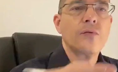 Capezzone: "Compagni, abbiamo combattuto". Sceneggiata in aula, poi trolley e tutti a casa