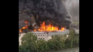 Bolzano, maxi-incendio nell'azienda per auto elettriche: chiuso lo spazio aereo