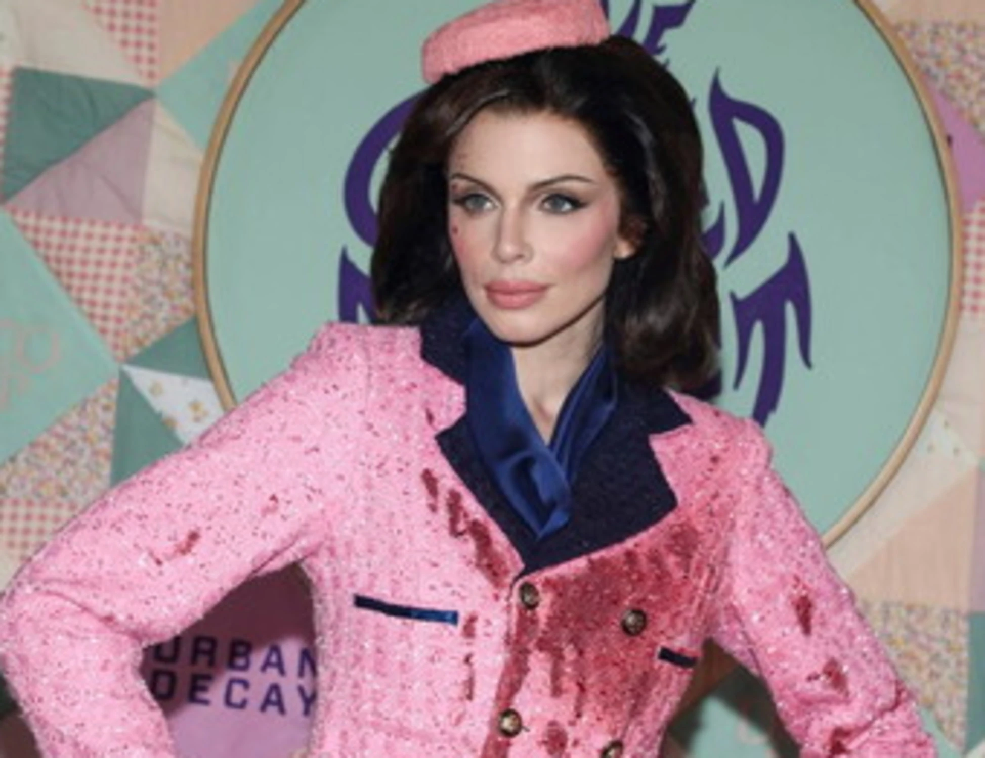 Julia Fox, l'abito insanguinato di Jackie Kennedy per Halloween: è polemica