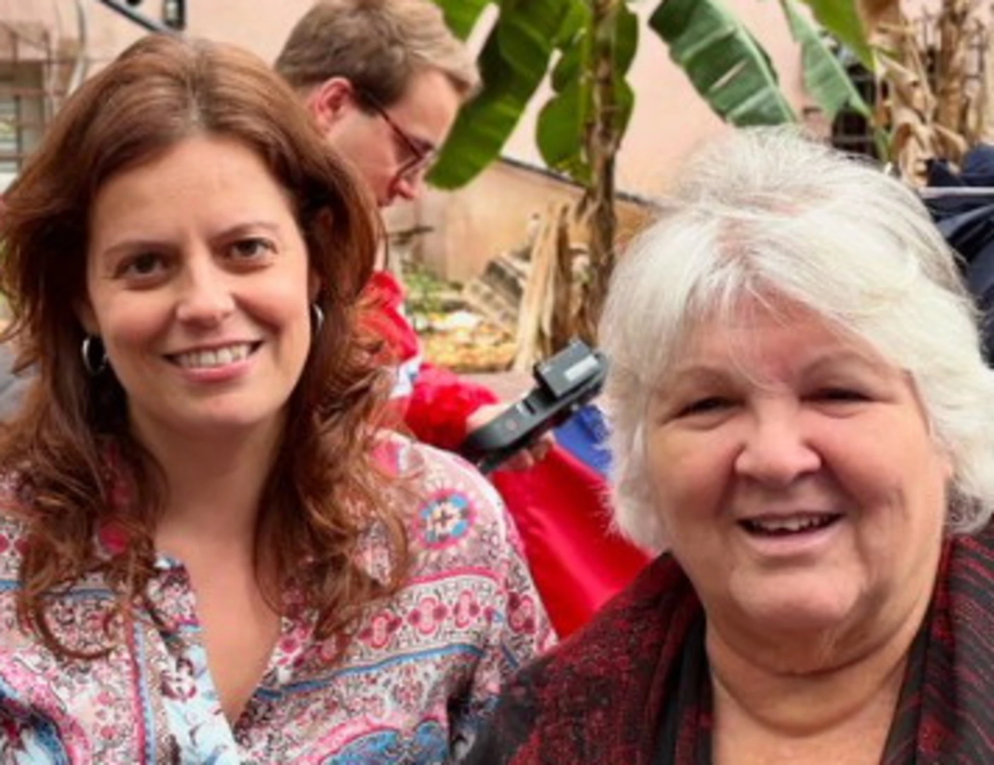 Ilaria Salis e la figlia di Che Guevara: cartoline sconcertanti da Cuba