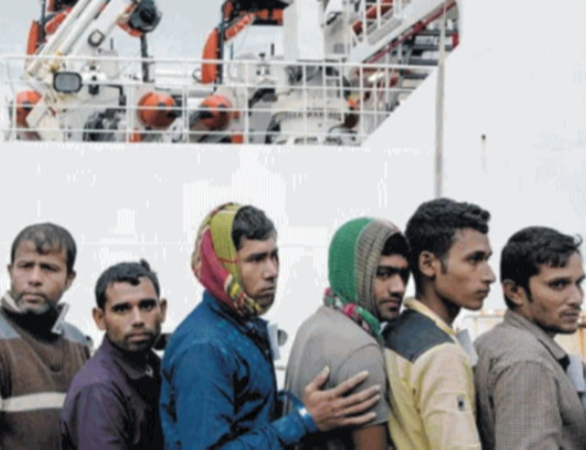 Immigrati, il pericolo dell'onda bengalese: minacce, aggressioni e la "tassa" da 20 euro