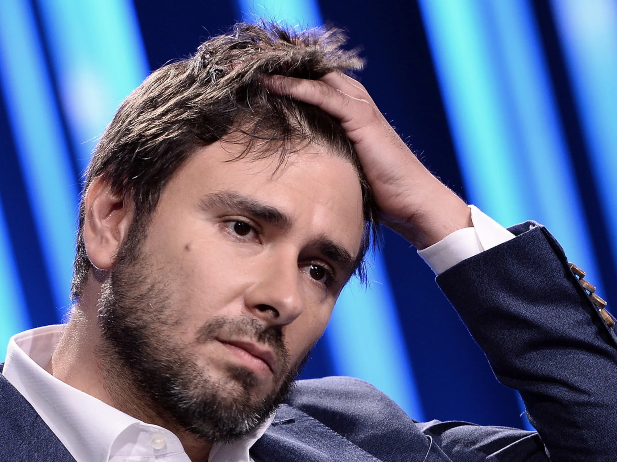 Alessandro Di Battista non torna in Italia, crisi durante il trasporto all'aeroporto: condizioni gravi, salta il rientro