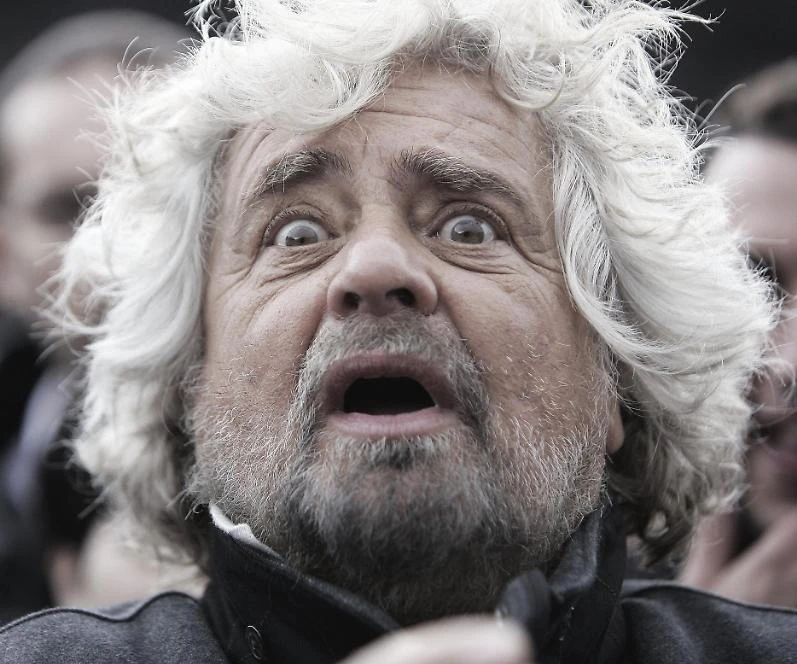 M5S, Grillo come Berlusconi: "Chi vota Pd è un c..."