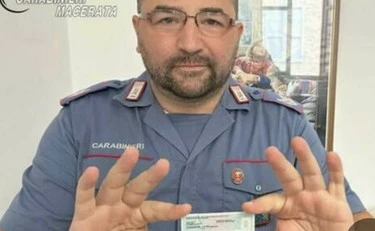 Va in caserma per contestare una multa, i carabinieri notano una cosa sulla sua carta d'identità: è nei guai