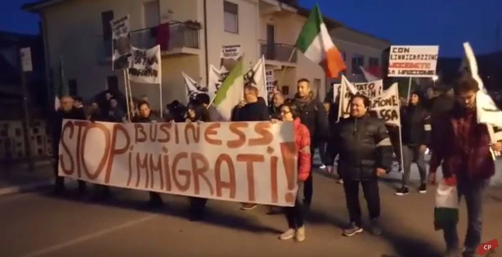 Immigrazione, il sindaco Pd di Ascoli in corteo con Casapound: "Basta immigrazione di massa"