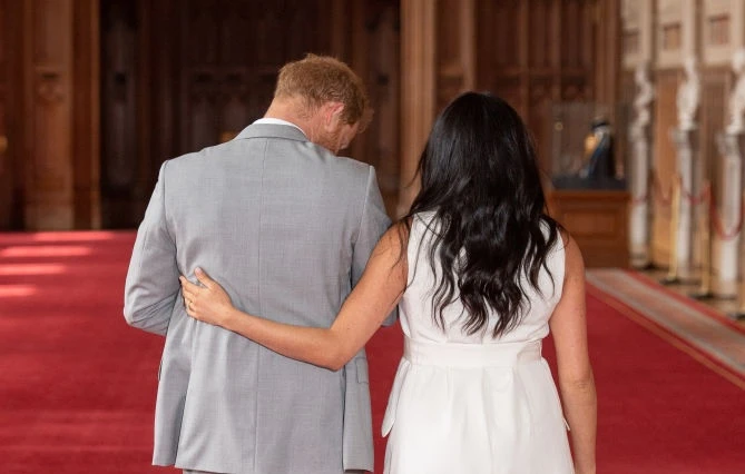 Meghan Markle e il royal baby, un caso politico: "Non credetele", l'agghiacciante retroscena sull'annuncio