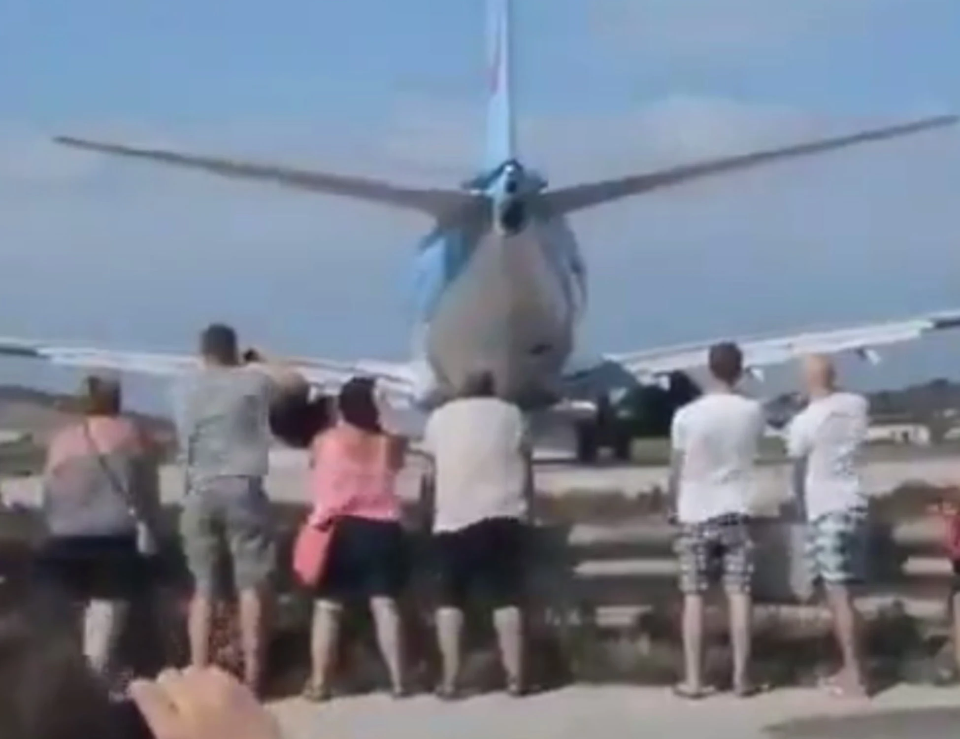 Skiathos, assiste al decollo dell'aereo: travolta dal getto d'aria, gravissima una turista italiana