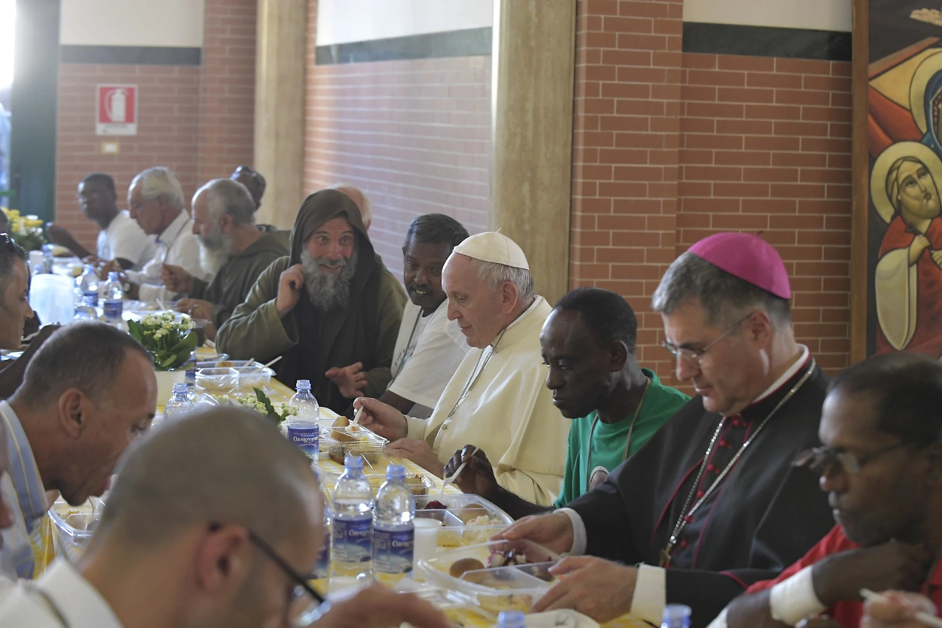 Papa Francesco, l'indiscrezione: "Niente immigrati irregolari al pranzo con Bergoglio", imbarazzo Vaticano