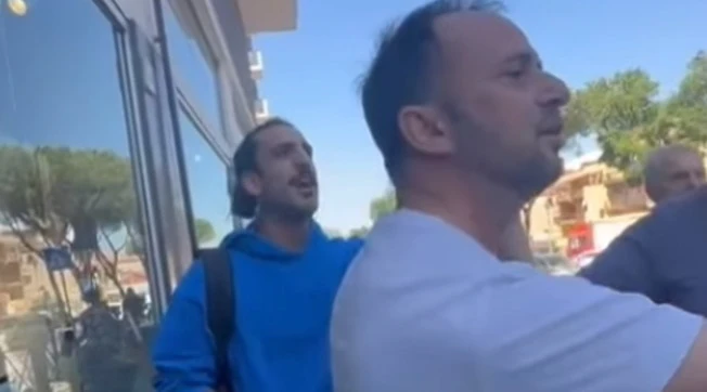 Roma, militanti di Forza Italia aggrediti dai centri sociali: "Sei uno schifo"