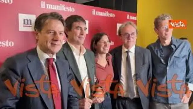 Leggi l'articolo: Conte scherza durante foto del campo largo: Mi buttano fuori. Fratoianni: Vieni, però non davanti