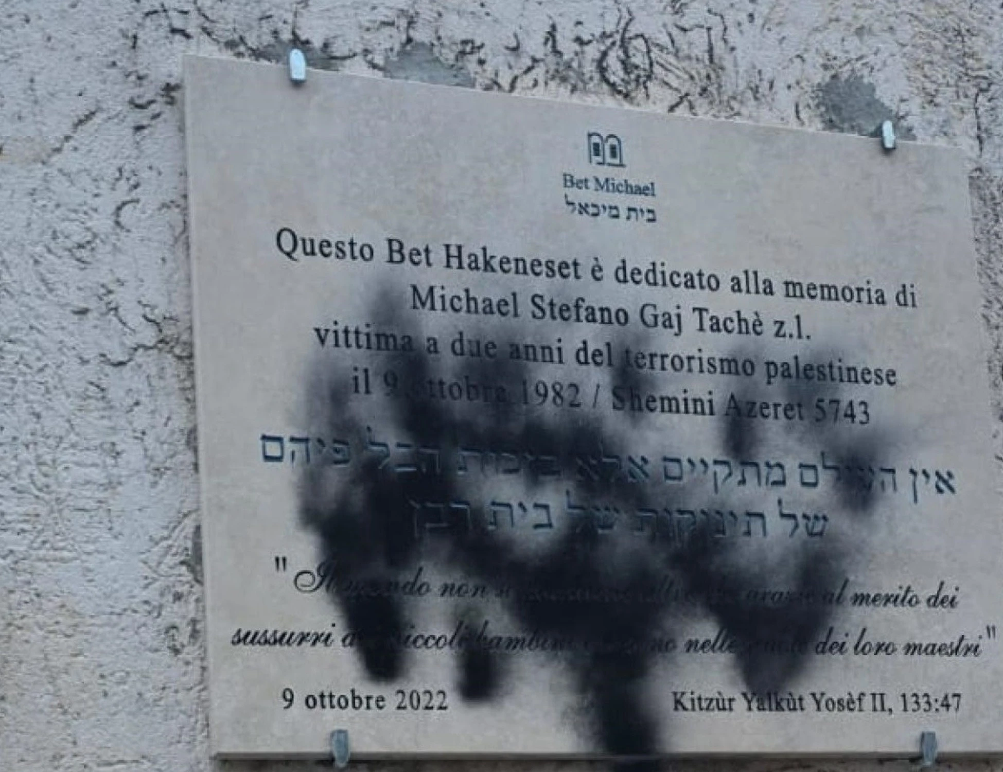 Roma, sfregiata sinagoga e la targa per il bimbo morto a 2 anni