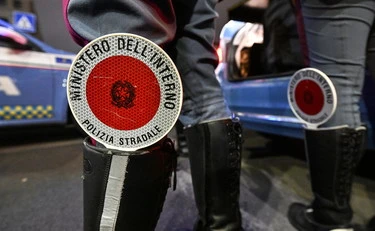 Cosenza, straniero minaccia i passanti con un coltello e poi ferisce un poliziotto