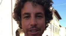 Mattia Santori, al comizio di Luigi Di Maio si presenta con la t-shirt: "Così NO la piazza che non ci sta"