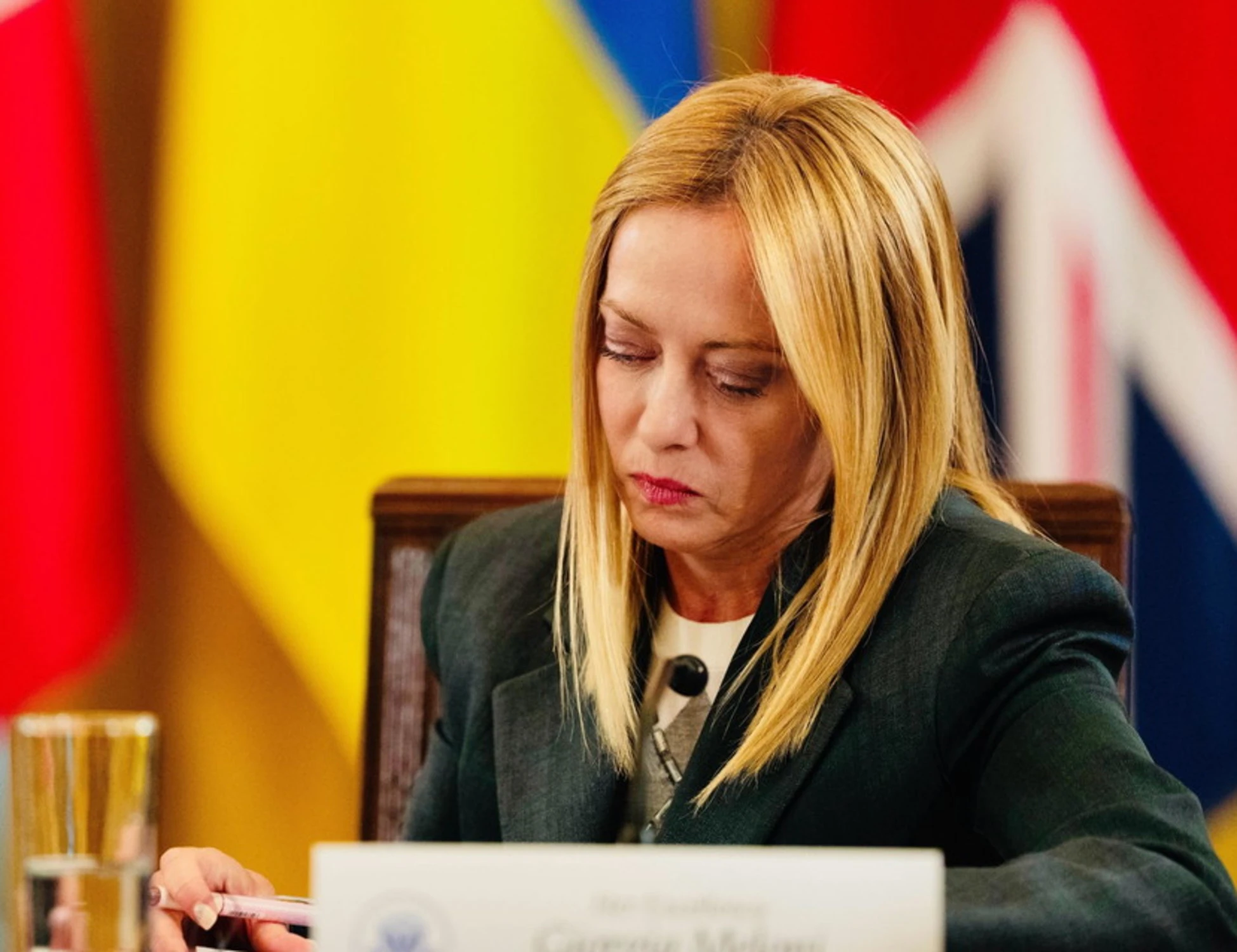 Meloni, crisi isterica della sinistra per il fuorionda a Washington