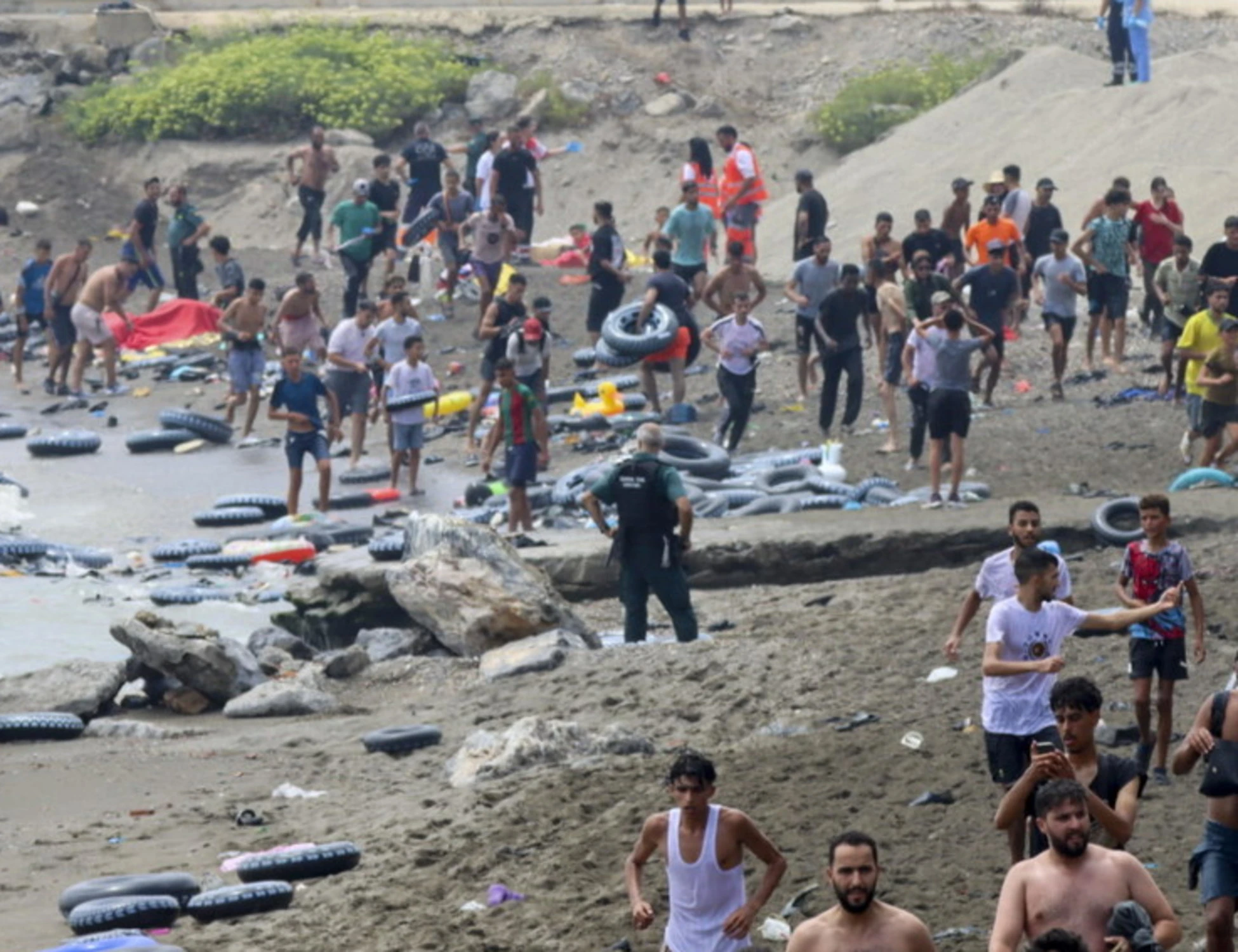 Invasione di migranti a Ceuta, l'Italia "valuta di sospendere Schengen" con la Spagna