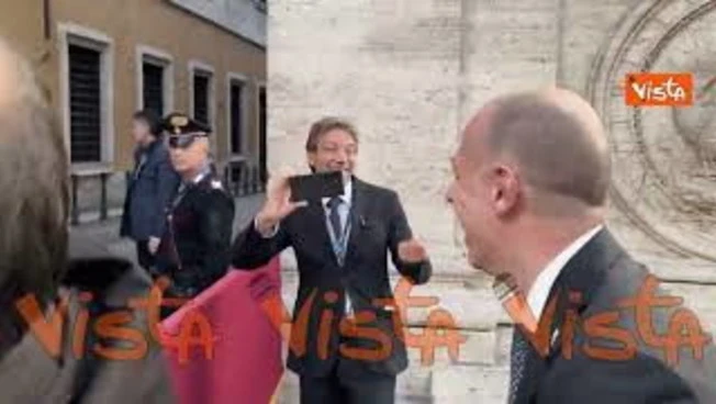 Romeo (Lega) si mette tra i cronisti fuori al Senato, Meloni: Ma che sei passato con la concorrenza?