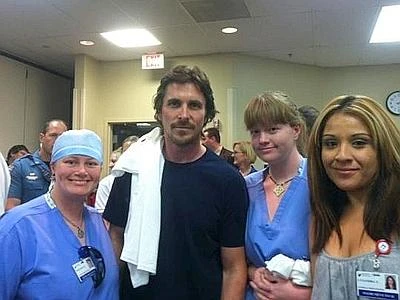 Strage Denver, il 'Batman' Christian Bale in visita ai sopravvissuti di Aurora